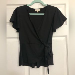 WORN ONCE Women’s tie together blouse. Size M